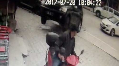 Motosikletli adamın korku dolu anları...