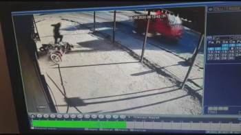 Motosikletli Gençlerin Ölümden Döndüğü Anlar Güvenlik Kamerasında
