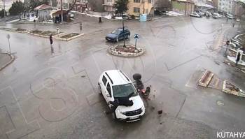 Motosikletli Kurye, Kavşaktan Dönen Otomobile Çarptı

