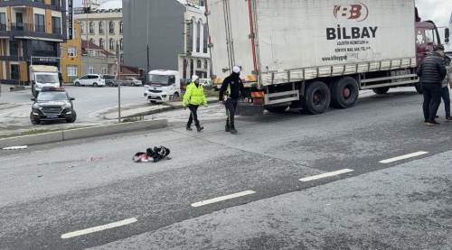 Motosikletli kurye kamyonetin altında kalarak can verdi...