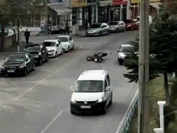 Motosikletli Kurye Otomobile Arkadan Çarptı, O Anlar Kameraya Böyle Yansıdı
