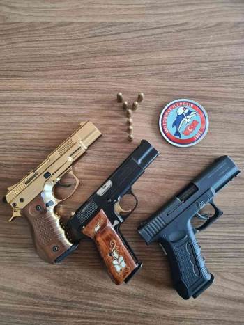 Motosikletli Polis Timleri 3 Ruhsatsız Tabanca Ele Geçirdi
