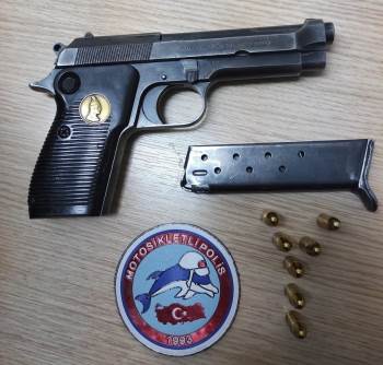 Motosikletli Polis Timleri Ruhsatsız Tabanca Ele Geçirdi
