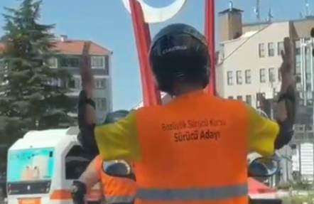 Motosikletli sürücünün müzik eşliğindeki dansı görenleri güldürdü