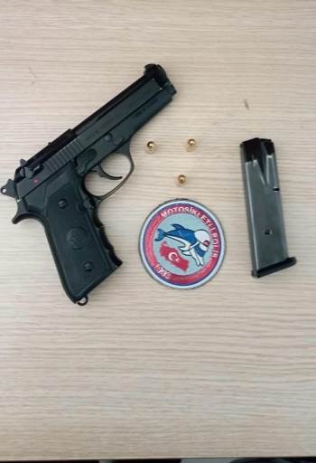 Motosikletli Timler Ruhsatsız Tabanca Ele Geçirdi
