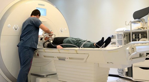 MR cihazında sıkışarak öldü