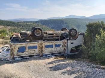 Mucize kurtuluş! Ters dönen kamyonda...