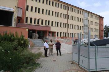 Müdür Başyiğit, Anadolu Lisesindeki Güçlendirme Çalışmalarını Yerinde İnceledi
