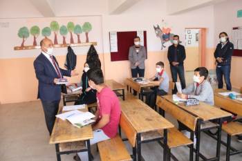 Müdür Başyiğit, Öğrencilere Kitap Hediye Etti
