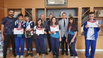 Müdür Başyiğit, Okul Sporlarında Derece Elde Eden Özel Eğitim Öğrencilerini Kabul Etti
