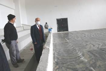 Müdür Başyiğit, Spor Salonu İnşaatında İncelemelerde Bulundu
