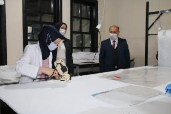 Müdür Başyiğit, Tek Kullanımlık Tulum Üretimini İnceledi
