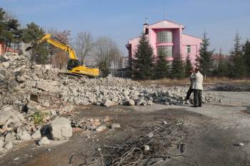 Müdür Başyiğit, Yıkımı Devam Eden Okulları İnceledi
