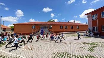 Müdür Ve Öğrencilerin Duygulandıran Kucaklaşması
