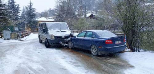 Mudurnu’da minibüs ile otomobil kafa kafaya çarpıştı