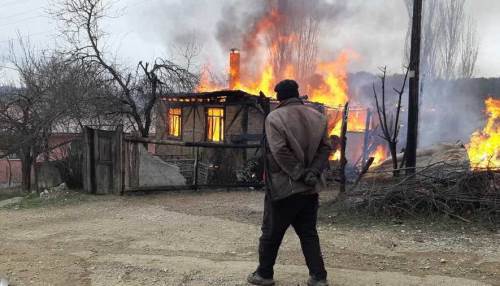 Mudurnu’da yangın faciası: Ev ve ahır kül oldu
