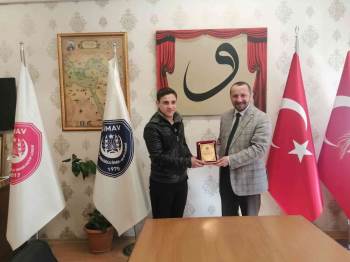 Müftü Serçe, Hafızlık Yarışması Birincisi Saad El Salih’İ Plaketle Ödüllendirdi
