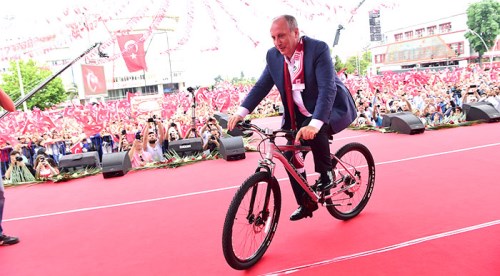 Muharrem İnce sahnede bisikletle tur attı