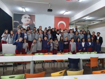 Muhtar İnci Nur Duman, Dünya Kadın Hakları Günü’Nde Öğrencilerle Bir Araya Geldi
