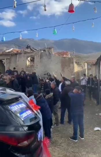 Muhtar Ve Beraberindekiler Düğünde Tabancaları Çapraz Tutarak Ateş Etti
