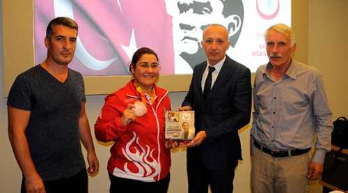 Mumcu'dan başarılı sporcuya plaket