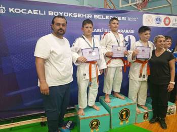 Müsabakalardan Madalyaları İle Döndüler
