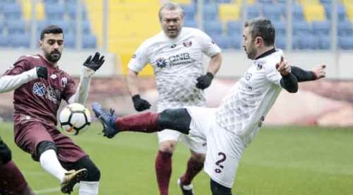 Mustafa Akgören sahada, Mustafa Özer kulübede!