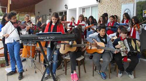 MUSTAFA KEMAL İFTİHARLA SUNAR…