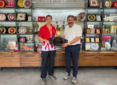 Mutluluğunu paylaştı