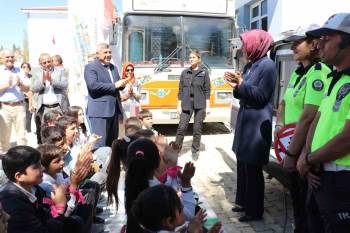 Mutluluk Kervanı Eğlendirerek, Bilgi Dağıtıyor
