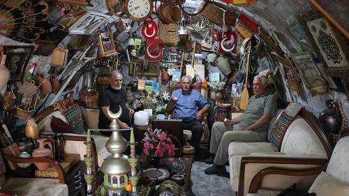 Müze gibi ev: 40 yıldır antika biriktiriyor