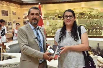 Müze Kart Ve Kitaplar Hediye Edildi
