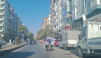 Nakliye Kamyonetine Çevirdiği Elektrikli Bisikletle Trafiği Tehlikeye Soktu
