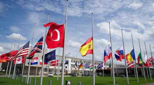 NATO bayrakları yarıya indiriyor