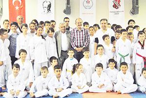 Büyükerşenden, tekvandoculara anlamlı jest 