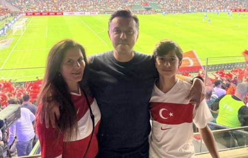 Nebi Hatipoğlu, Türkiye-Fransa maçını ailesiyle tribünden takip etti