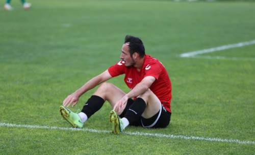 Necati istenileni veriyor