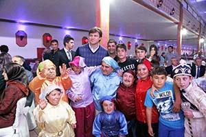 Sünnet olan çocukları sevindirdiler