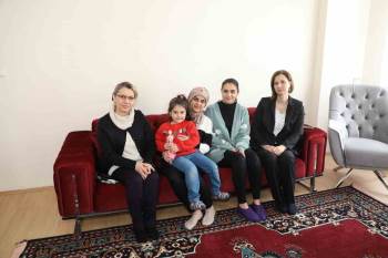 Neziha Çelik, Kütahya’Ya Yerleşen Depremzede Aileyi Ziyaret Etti
