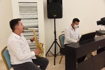 Nikah Kıyan Çiftlere Belediyeden Canlı Müzik Sürprizi
