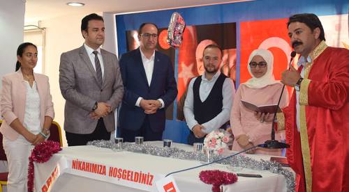 Nikahı parti binasında kıydılar