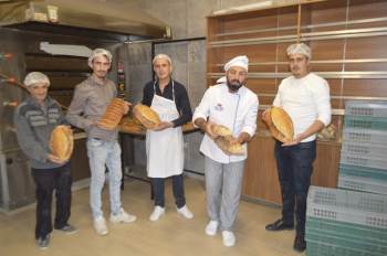 Nohut Mayalı Ekmeği Tanıtmak İçin Şehir Şehir Dolaşıyor
