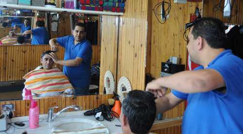 O BERBER DÜKKANI KAPATACAK DURUMA GELDİ