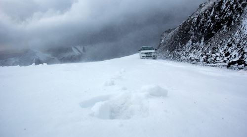 O kentte yoğun kar yağışı yolları kapattı