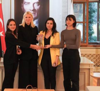 Ödülle Dönen Gençler Alınan Şilti Hediye Etti

