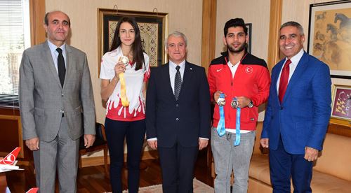 Ödüllü sporcular Rektör Gündoğan'ı ziyaret etti