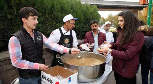 Odunpazarı Belediyesi aşure dağıtmaya devam ediyor