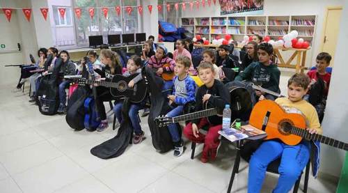 Odunpazarı Belediyesi’nden çocuklara gitar eğitimi