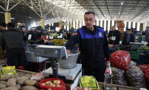 Odunpazarı Belediyesi pazarlarda hileli tartıya karşı denetimlerini sürdürüyor