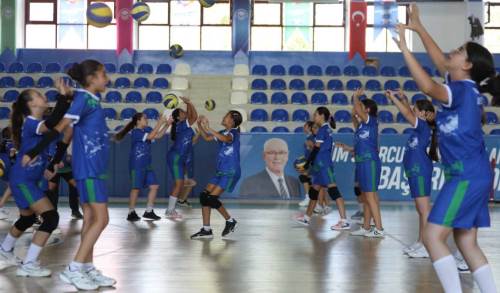 Odunpazarı’nda 170 çocuk fileyle buluştu! Geleceğin voleybolcuları yetişiyor